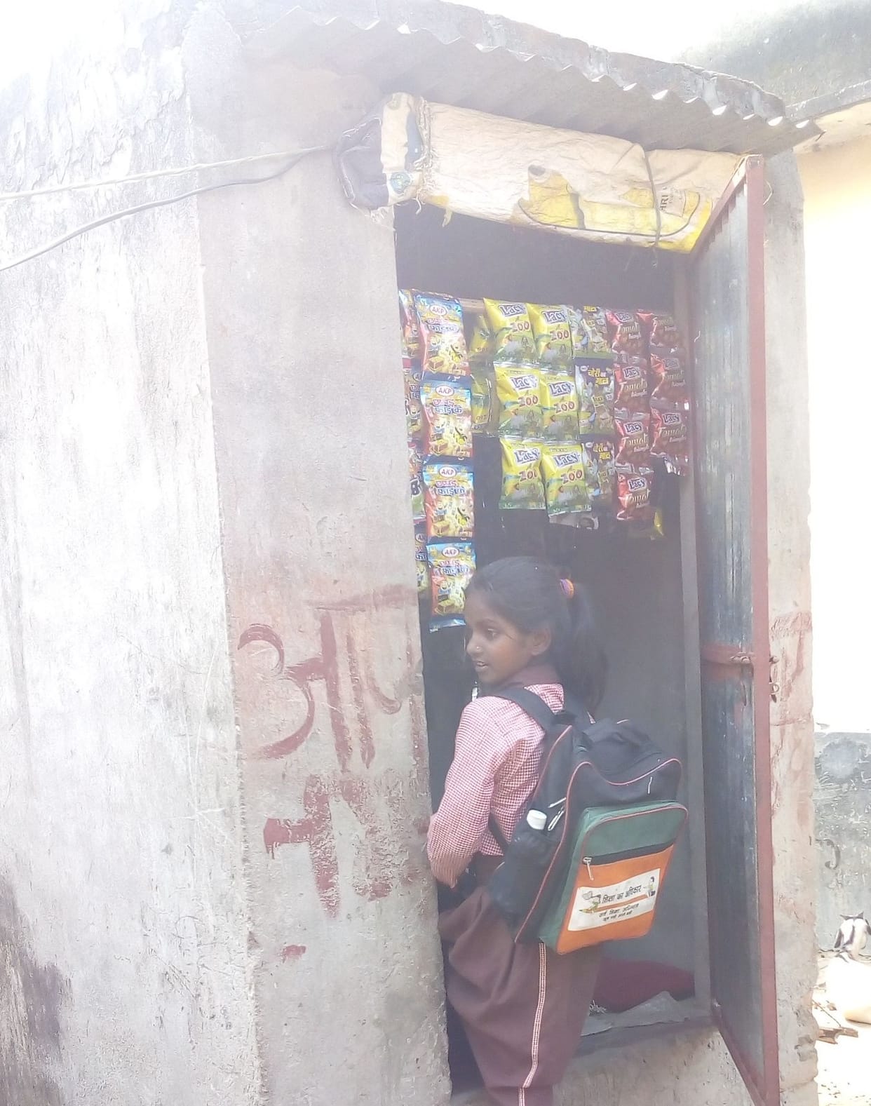 शौचालय अधूरा तो खोल दी दुकान