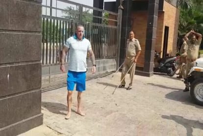American beaten girlfriend and knife show to police