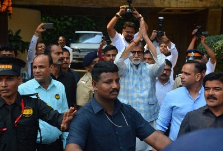 Amitabh Bachchan greets fans outside the house on the occasion of his 76th birthday