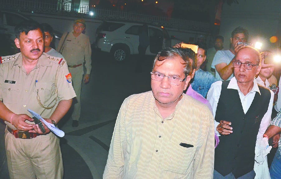 Documents of Amrapali explored overnight in Noida and Greater noida