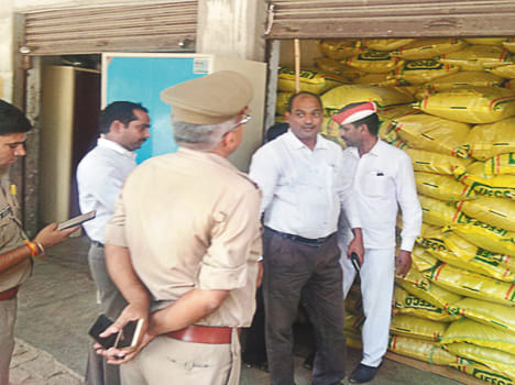 Shop, 600 sack of government manure recovered in etawah