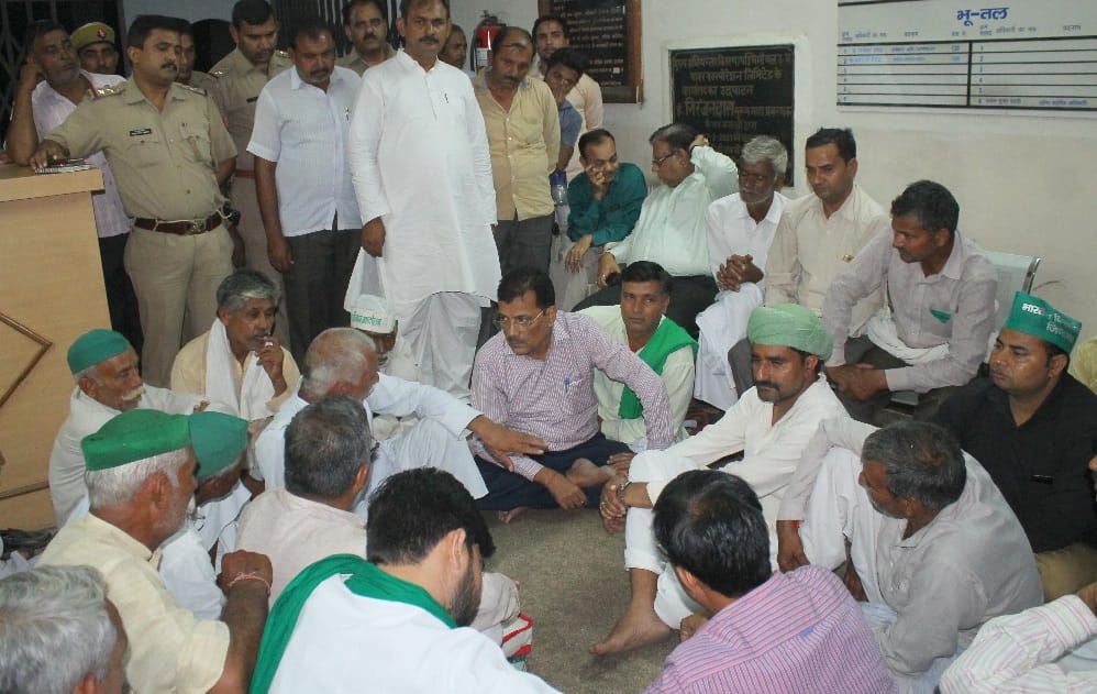 kisano ne urja bhawan par dala dera