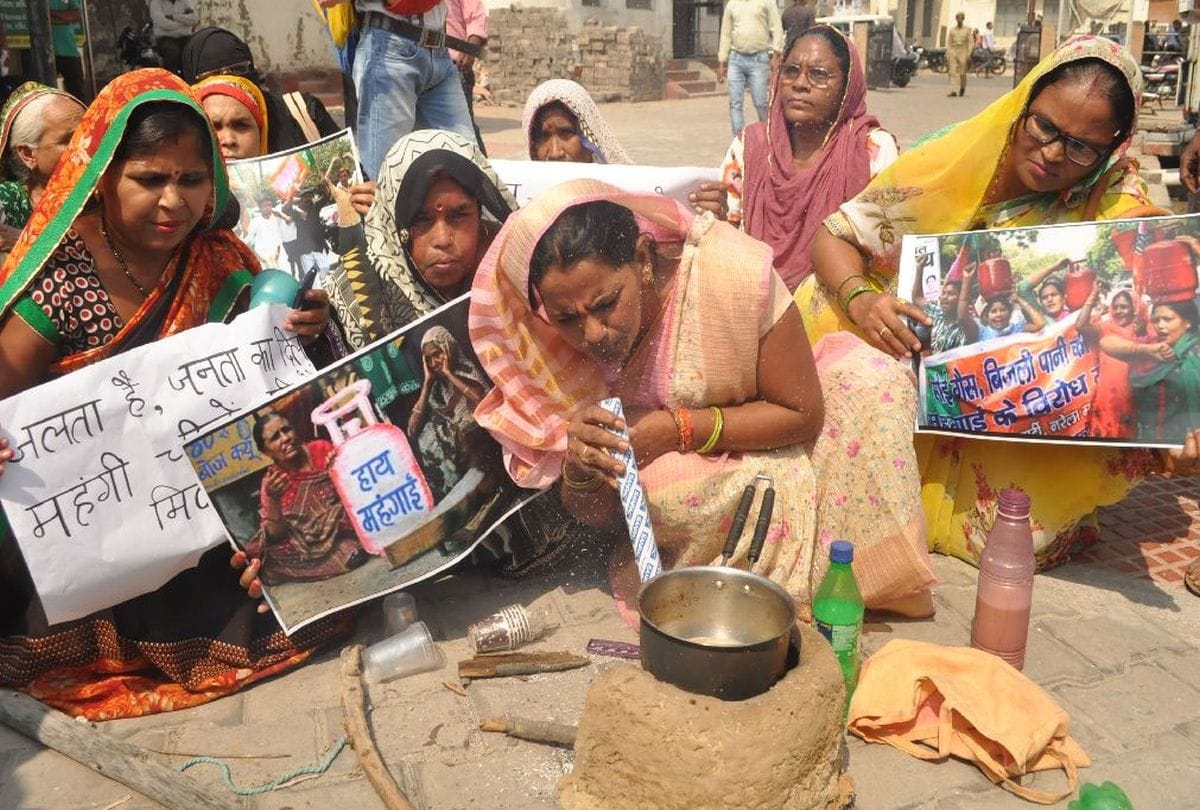 women unique style protest against inflation at DM Office