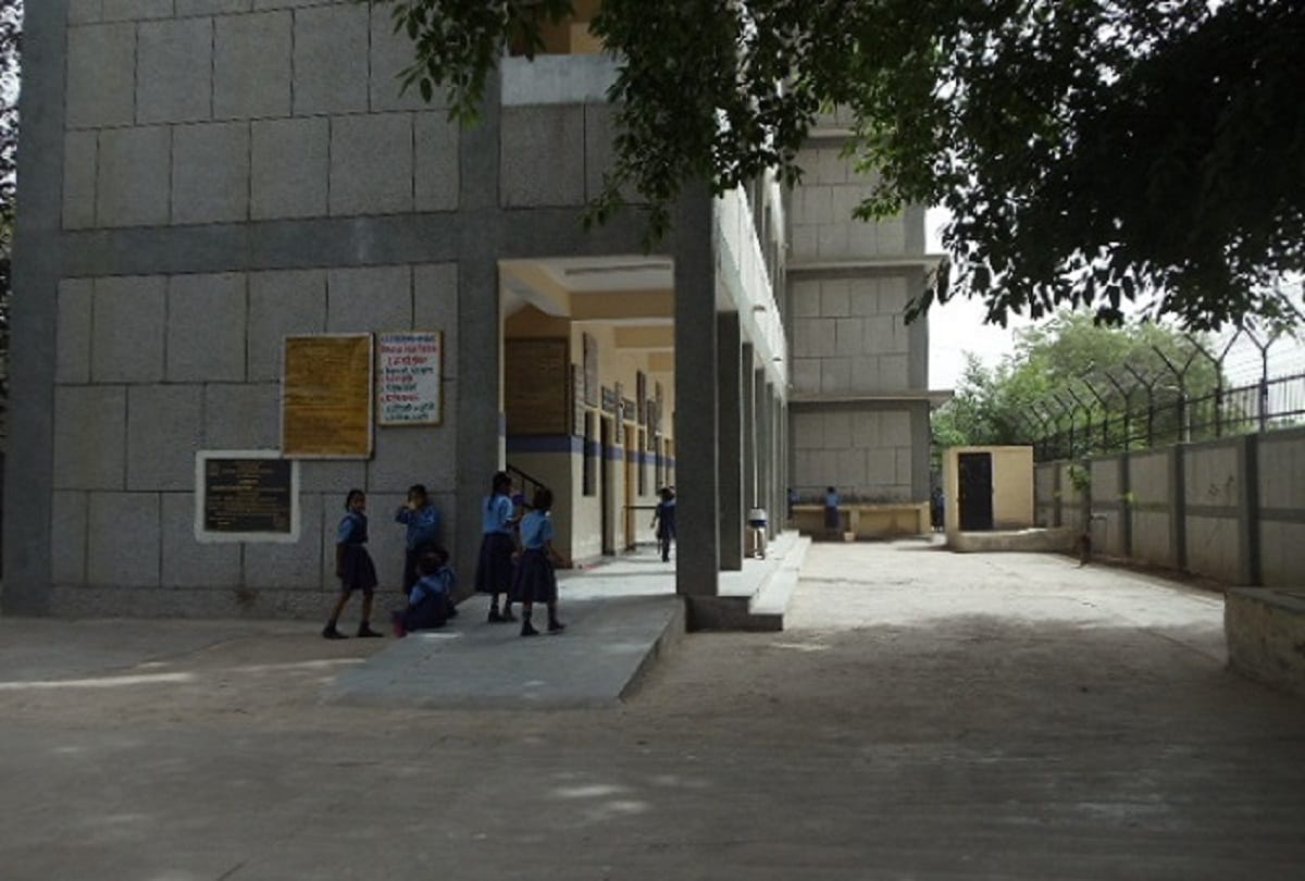 Three classes running in one room in MCD school