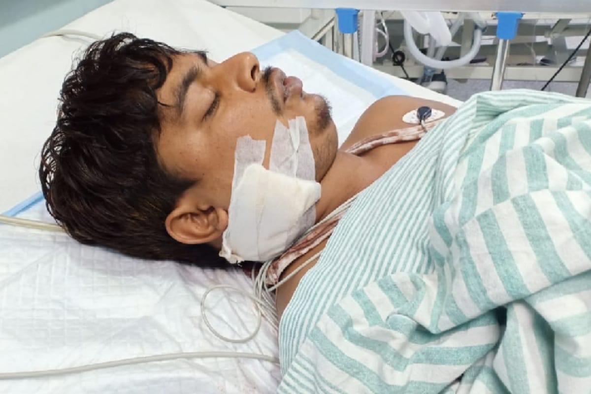 badmash attack on a man slept with sharp weapon robbry in two house in meerut