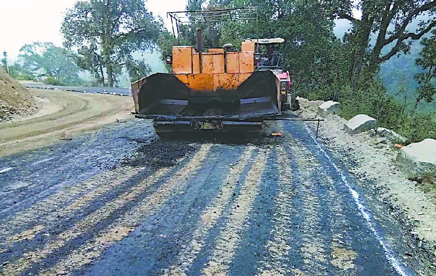 अरावली बॉयोडायवर्सिटी पार्क के बीच सड़के बनाने के विरोध में सड़कों पर आए लोग