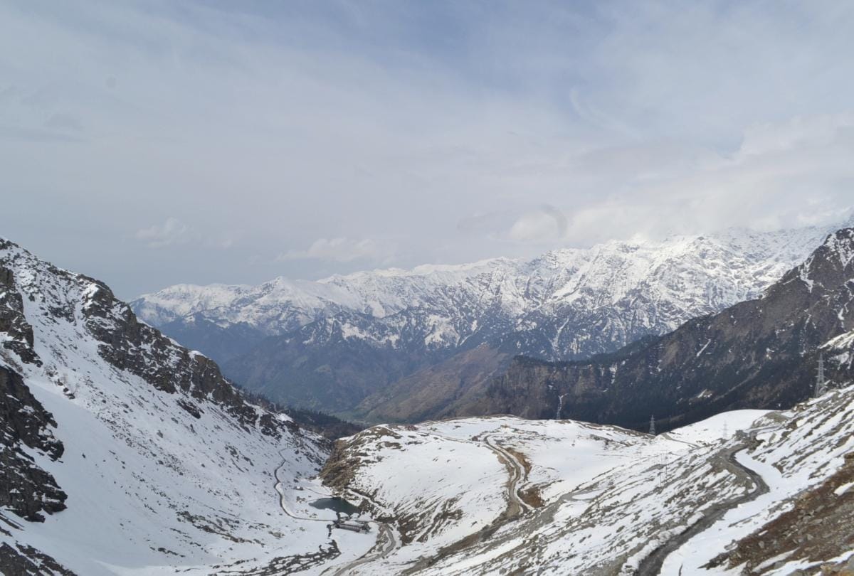 रोहतांग दर्रा के बंद होने से घाटी में फंसा लाखों का सेब और आलू बीज