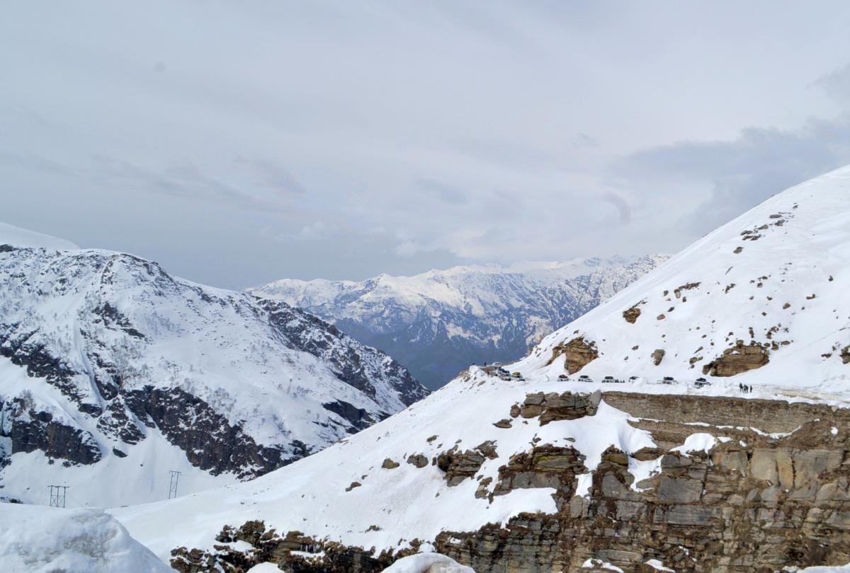 woman crossed snow covered Rohtang Pass by walking 34 kilometer with five month old child