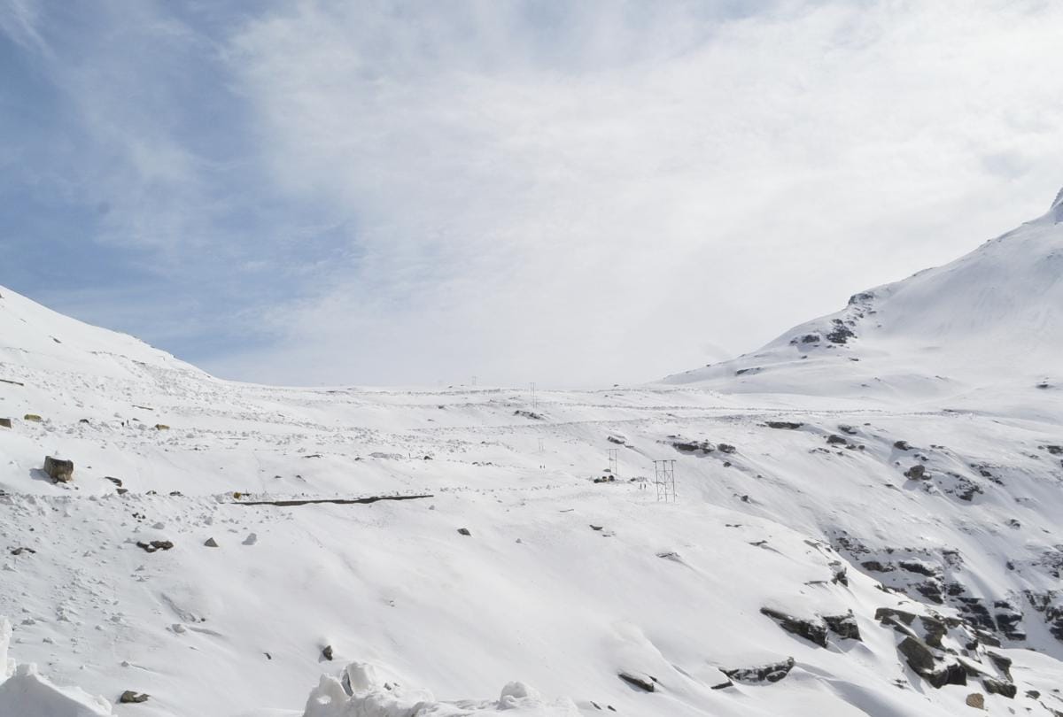 two women crossed 13,050 feet high Rohtang Pass on foot in minus temperature