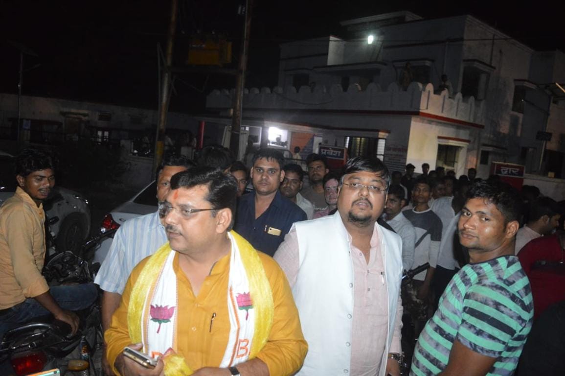 Three youth, including RSS worker, beating in police station, Munshi  line spot