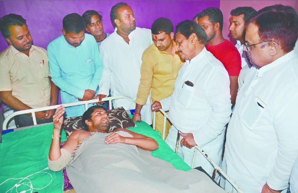 Shivpal gives one lakh rupees to the injured gym trainer by police bullet