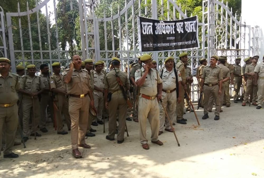 protest in lucknow university for student election.