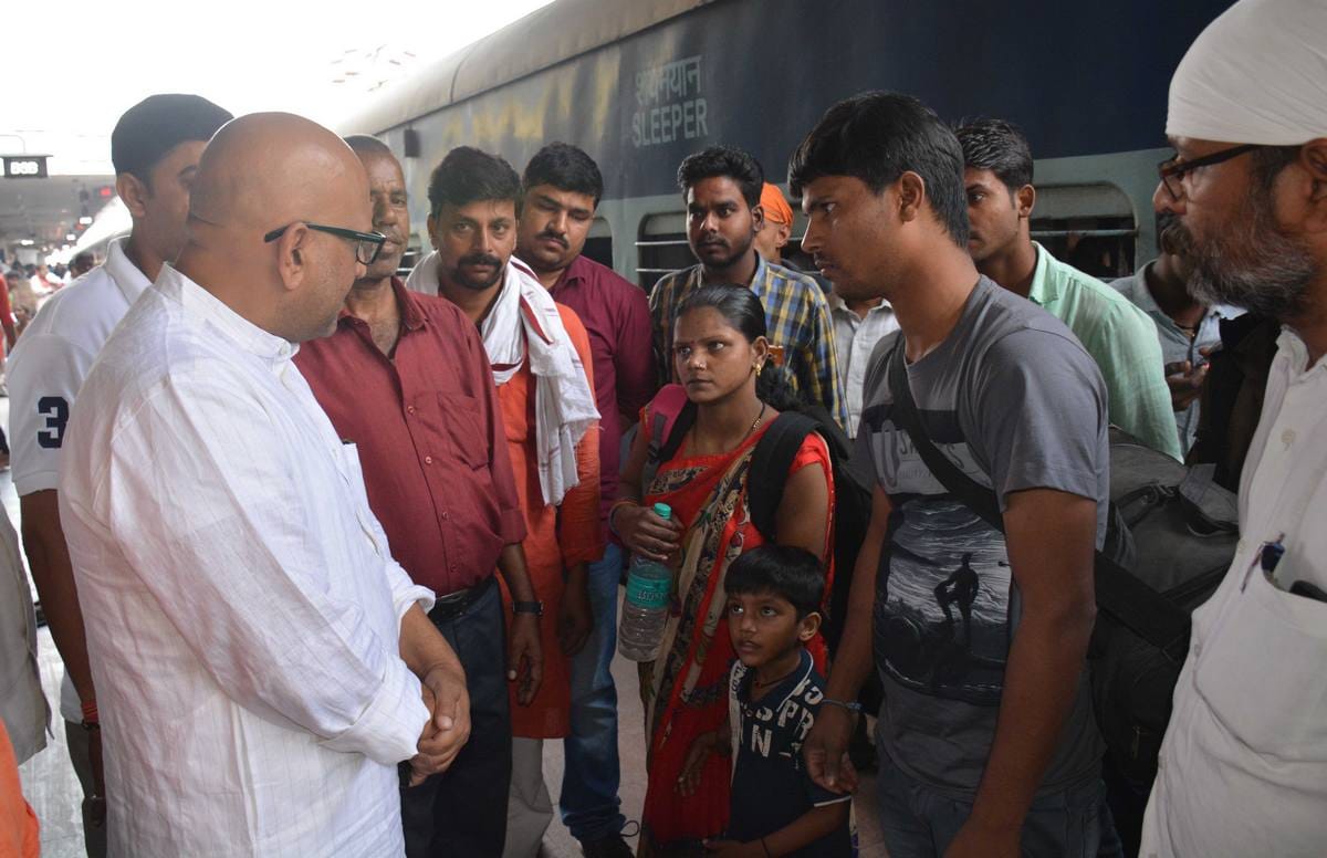 Purvanchal people escape continue from gujrat after violence