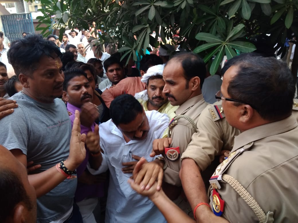 samajwadi party former minister and BJP workers fight in ballia