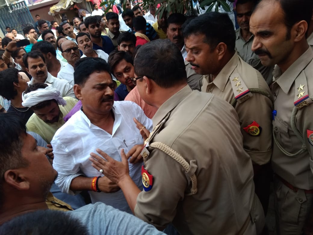samajwadi party former minister and BJP workers fight in ballia