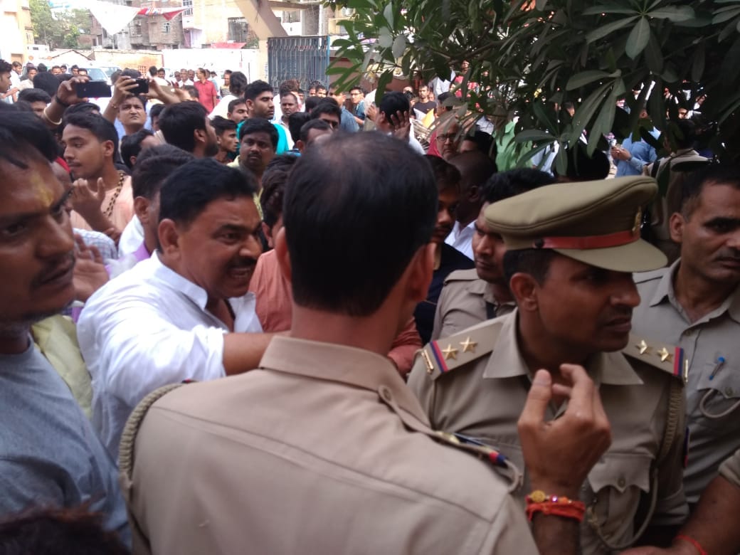 samajwadi party former minister and BJP workers fight in ballia