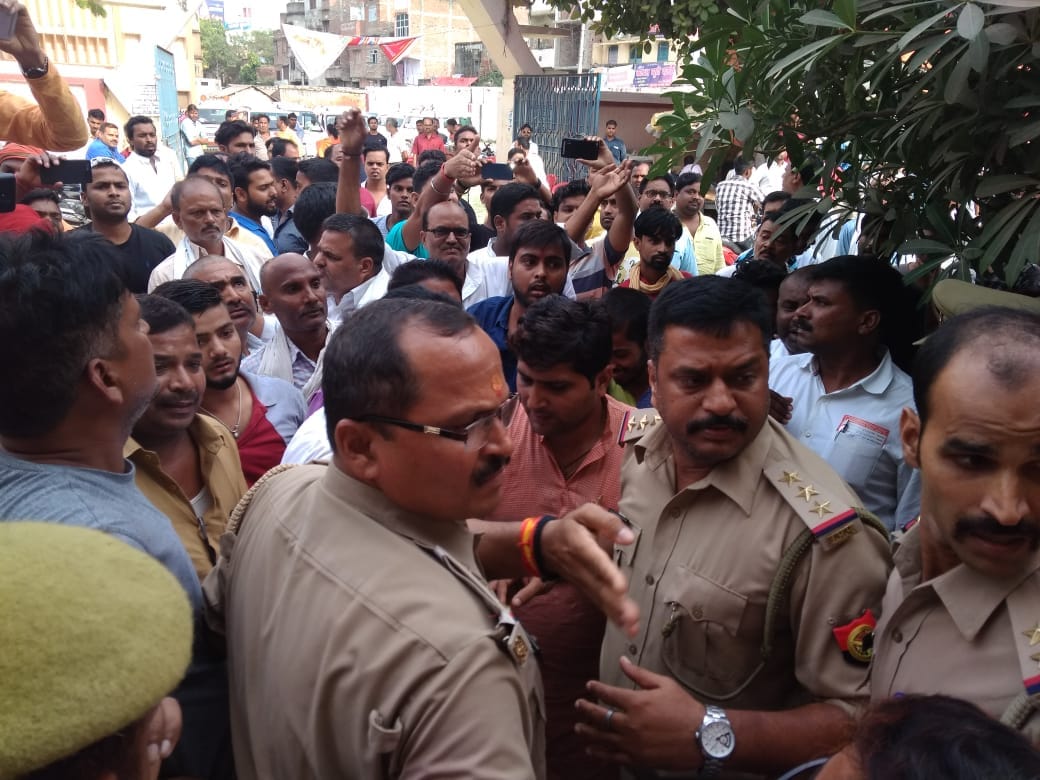 samajwadi party former minister and BJP workers fight in ballia