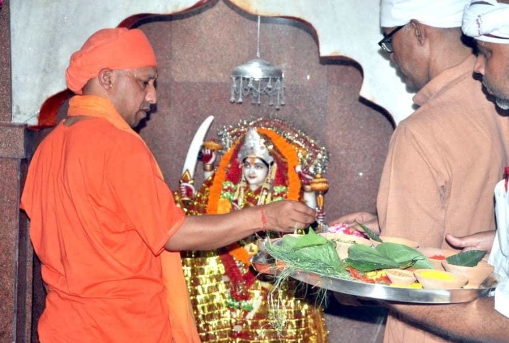 this is how yogi adityanath used to worship in navratra.