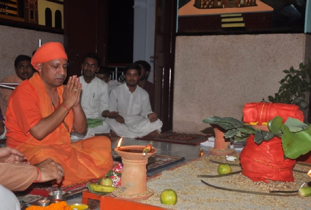 this is how yogi adityanath used to worship in navratra.