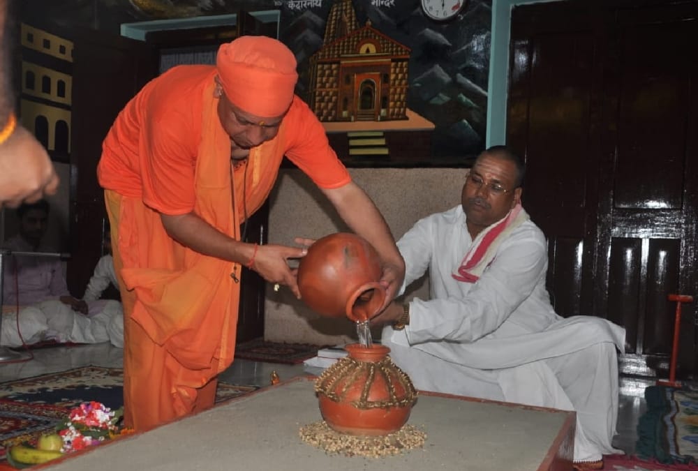 this is how yogi adityanath used to worship in navratra.