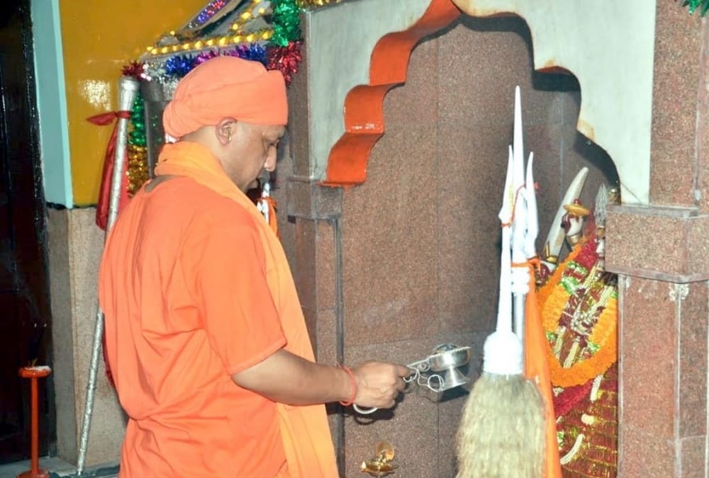 this is how yogi adityanath used to worship in navratra.