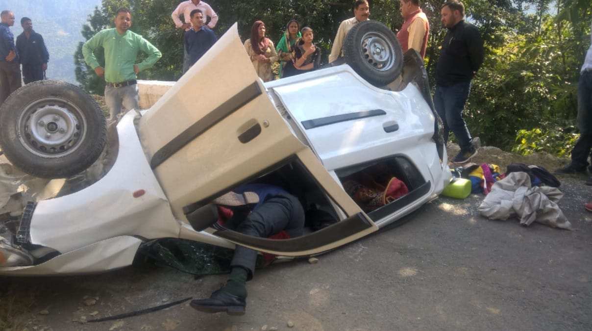 एक्सप्रेसवे पर कार पलटने से पिता-पुत्री की मौत, पत्नी घायल
