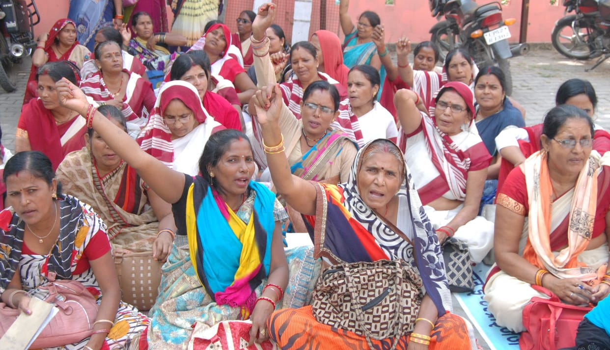 सीएमओ कार्यालय पर आशाओं ने किया प्रदर्शन