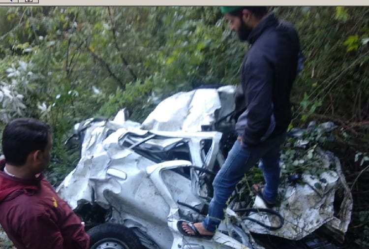 चोगी चेथर में कार गिरी, दो युवकों की मौत