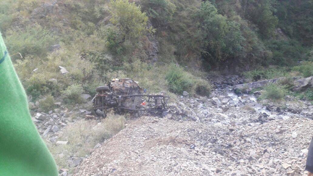यूटिलिटी खाई में गिरी, छह घायल