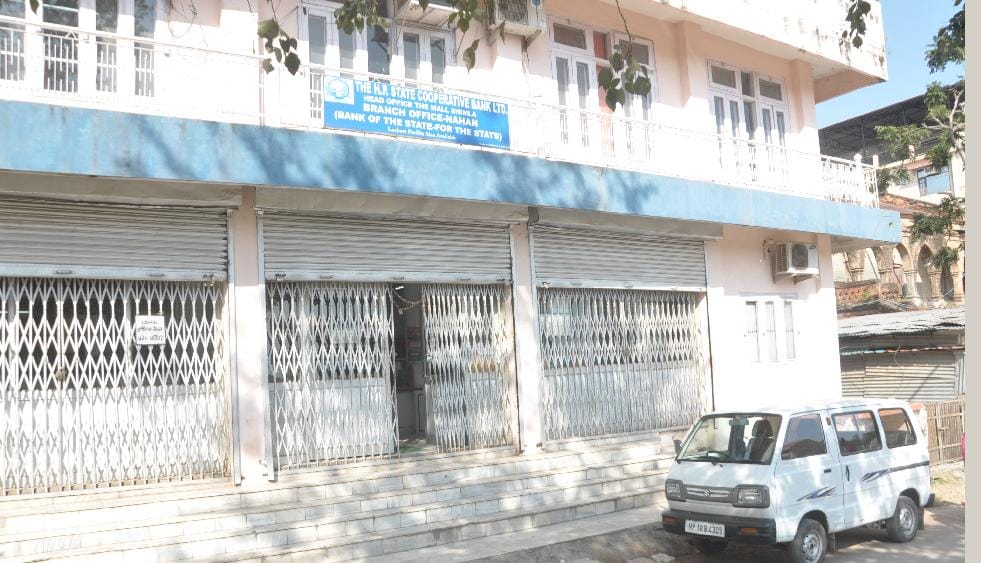 आयकर विभाग की टीम ने खंगाला बैंक का रिकॉर्ड