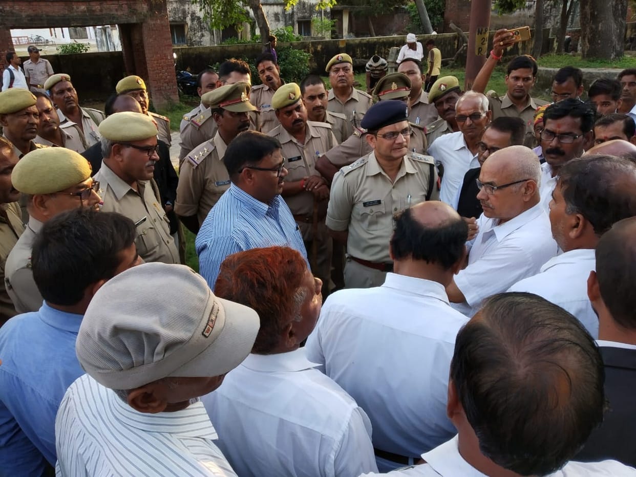 मुंसिफ कोर्ट के सामने से आरोपी को उठा ले गई पुलिस