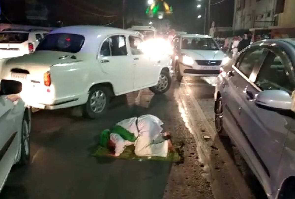 old man read namaz in front of annexy up