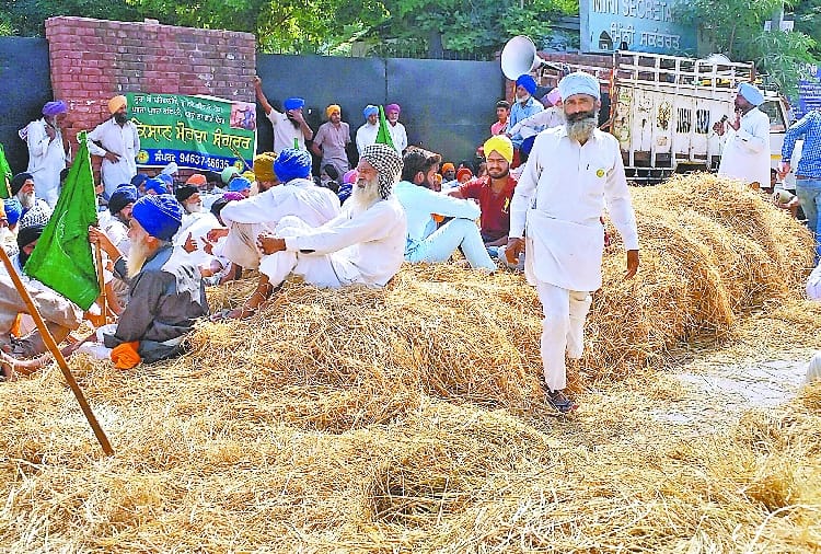 Farmers protest outside of DC office in Sangrur