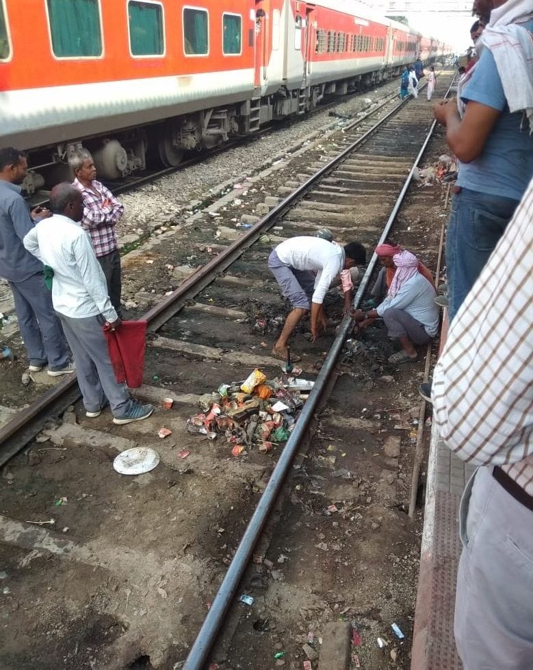 शाहगंज रेलवे स्टेश के पास टूटी मिली रेल की पटरी