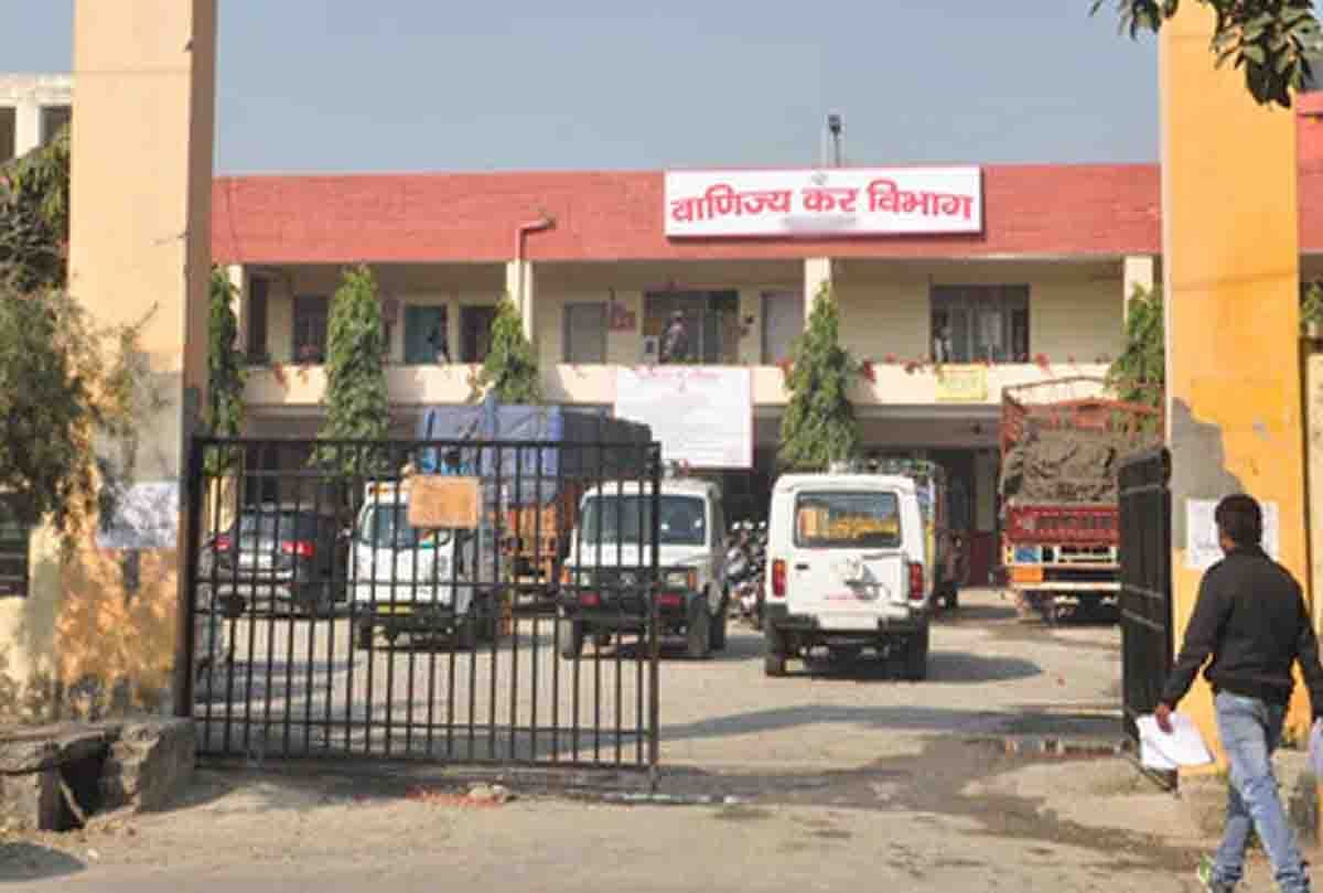 beaten to Assistant Commissioner in commerce tax office