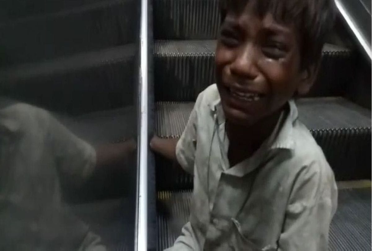 child's hand implicated in cantt railway station escalator