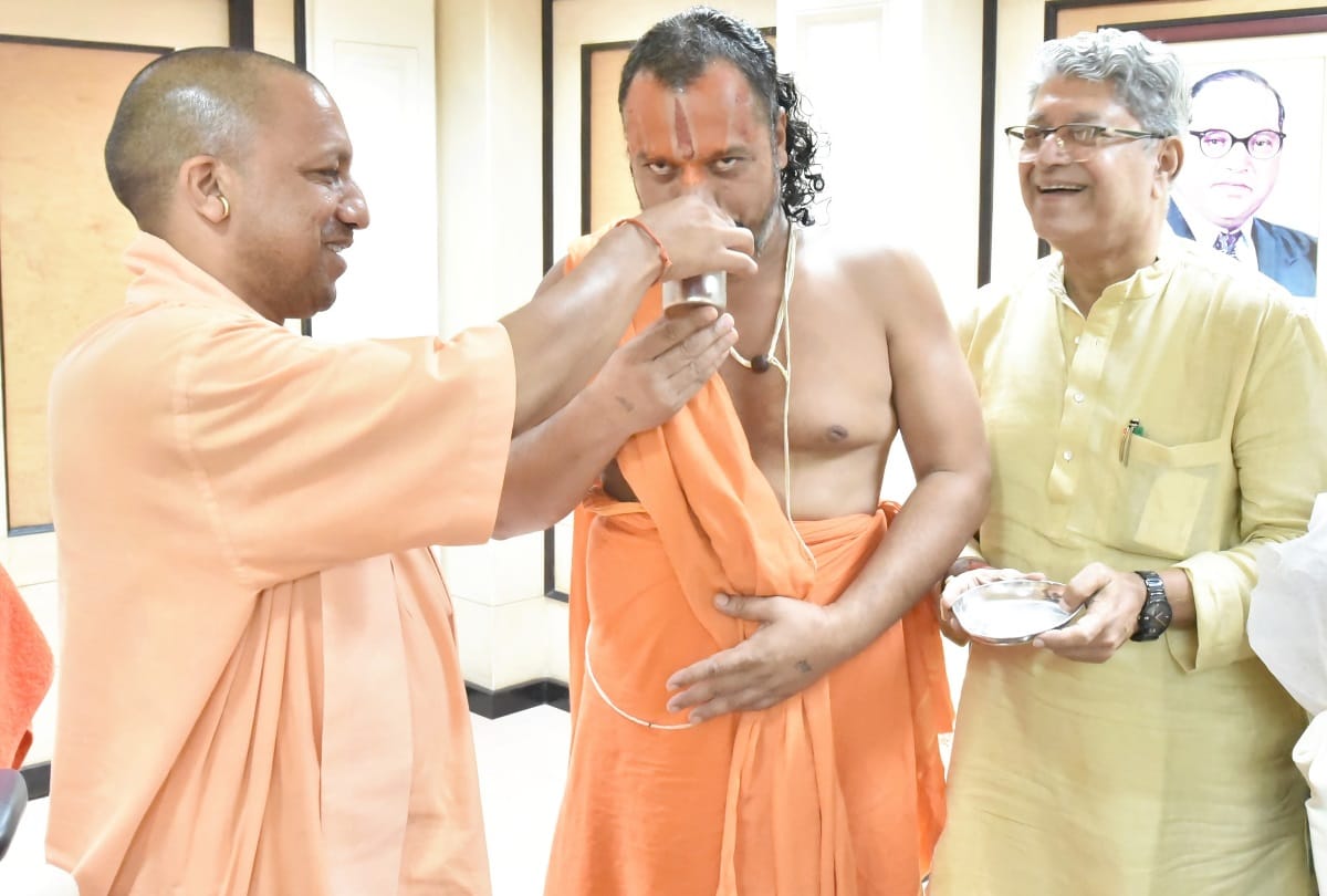 cm yogi offered juice to paramhans