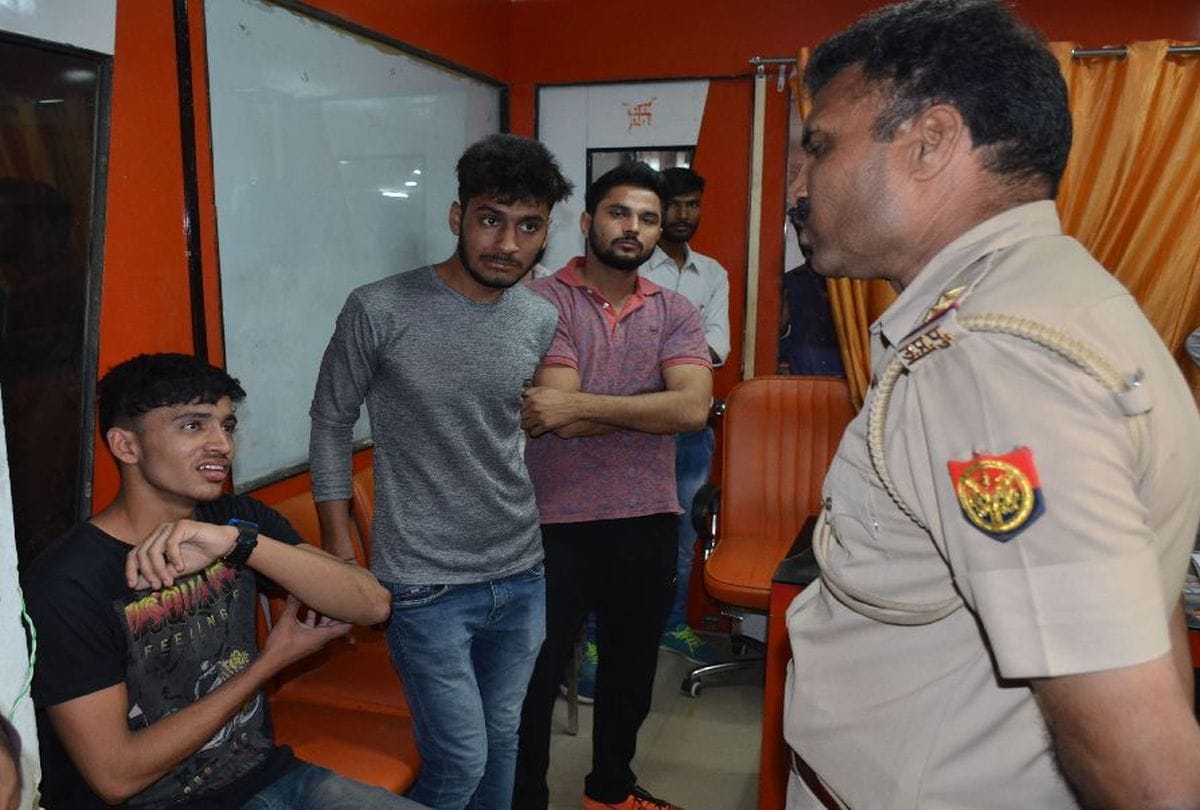 Coaching center students fighting in agra
