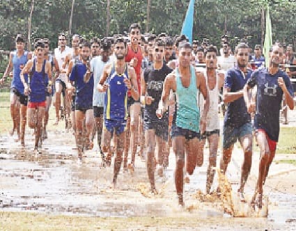 saharanpur mein baarish ke baad keechad mein daude bulandshahar ke yuva