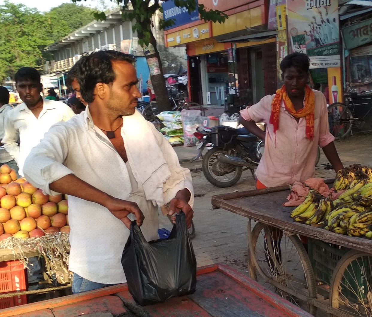 प्रतिबंध के बावजूद हो रहा पालीथिन का प्रयोग