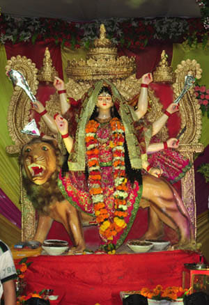 maa ke darsan ko utablr rhe bhkt