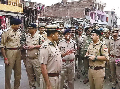 गश्त के दौरान  अधीनस्थों को निर्देश देते एडीजी।