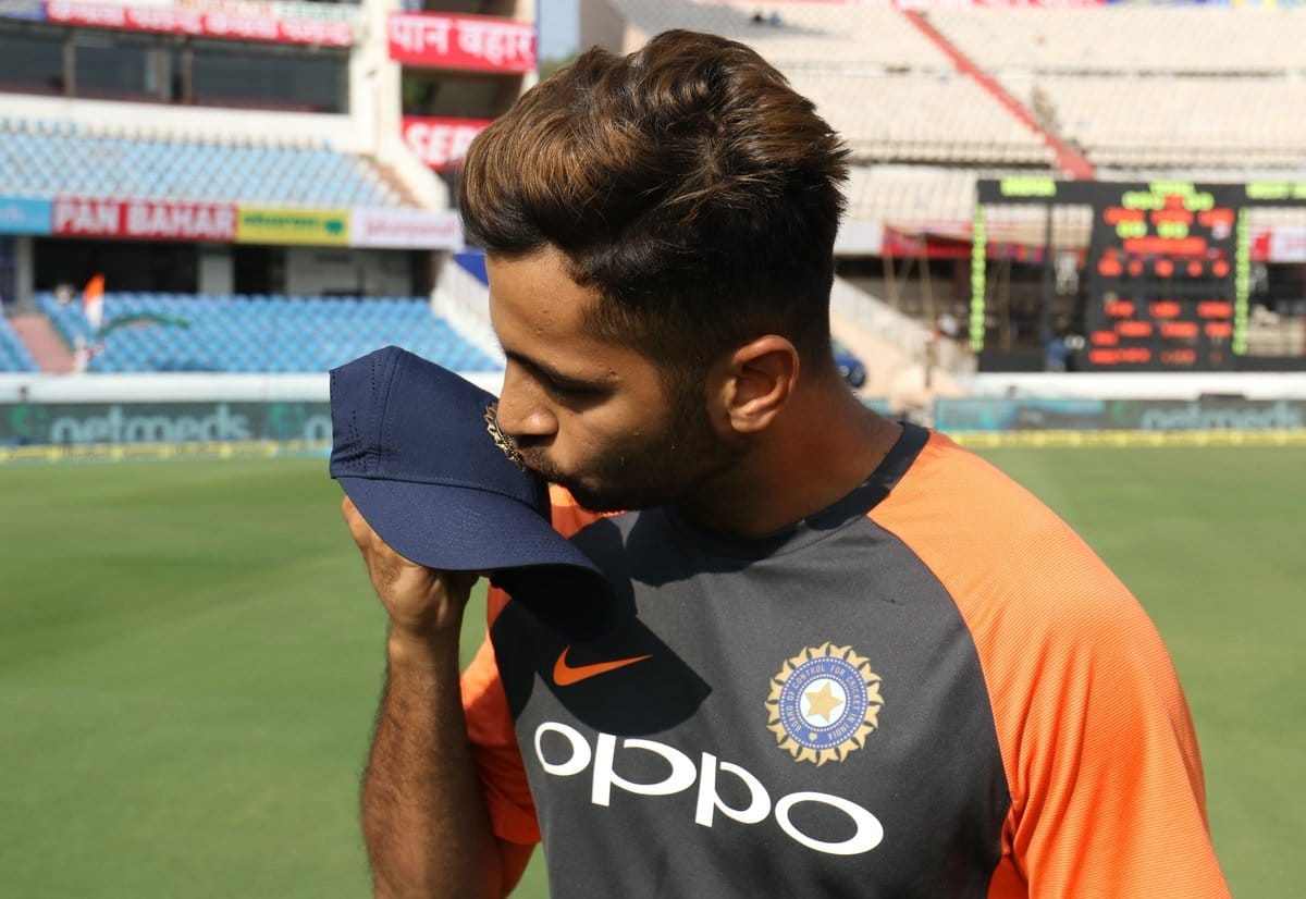 Debutant Shardul Thakur forces to off the field because his Groin strain