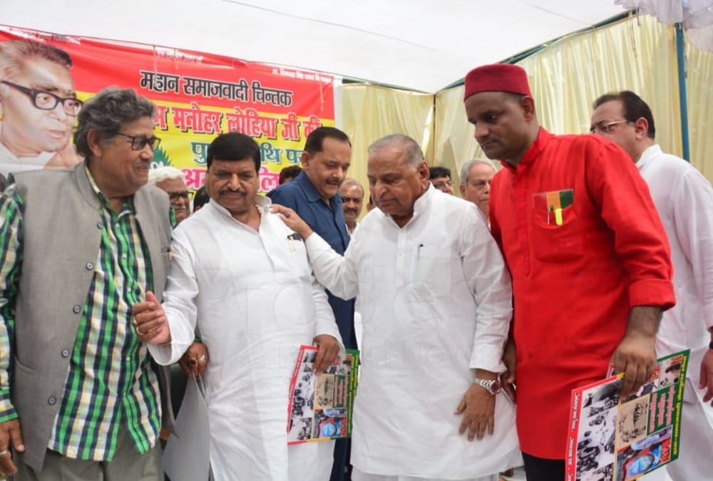 mulayam singh yadav on manch of samajwadi secular morcha.