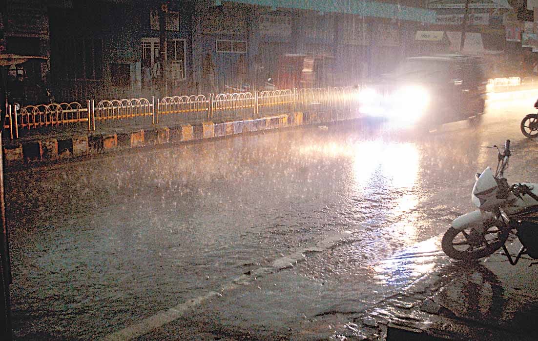 पहली बारिश ने शहर की सड़कों की बदली सूरत