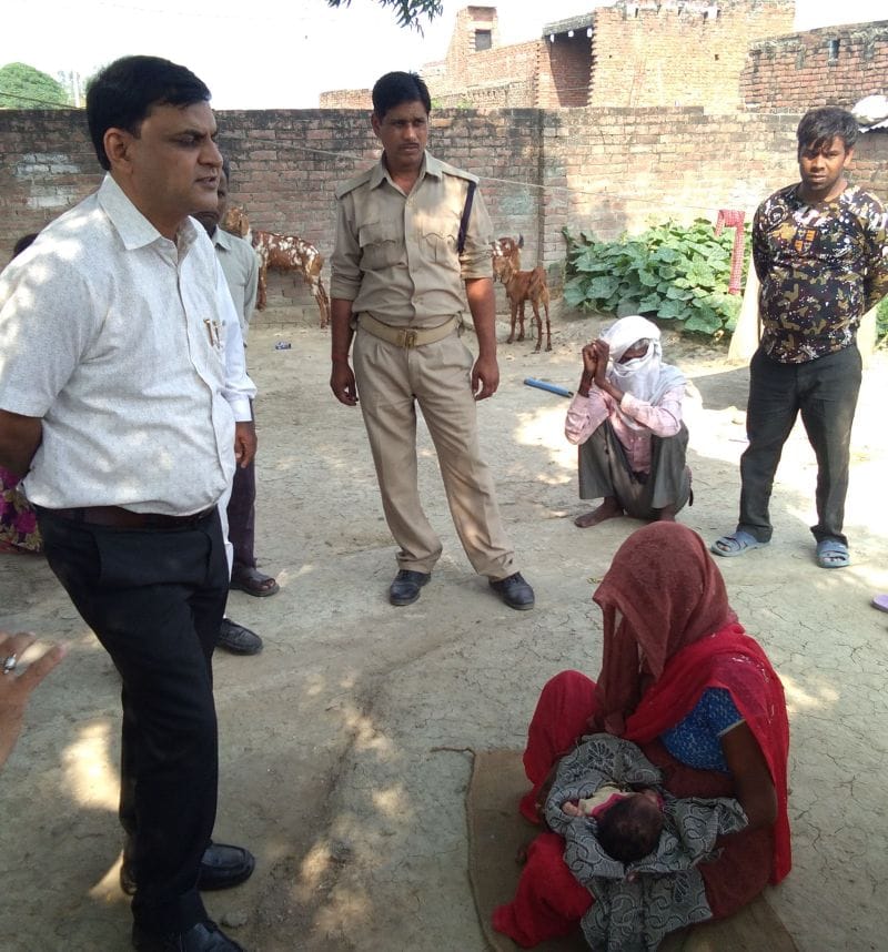 प्रसूता ने स्वास्थ्य केंद्र के गेट पर दिया बच्चे को जन्म