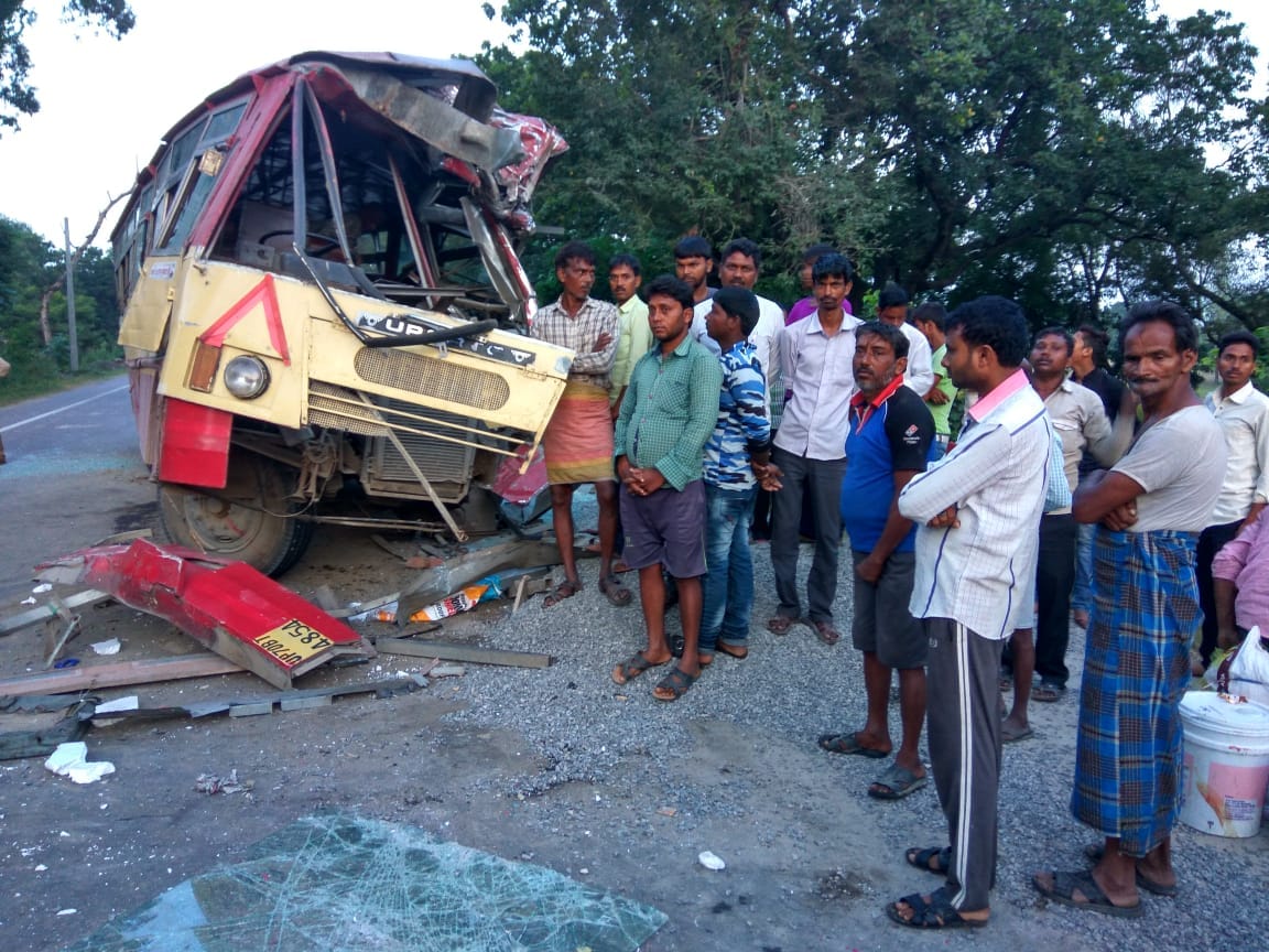 roadways bus hit truck at jaunpur