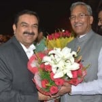 समिट के दौरान मुख्यमंत्री रावत और गौतम अडानी