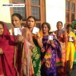 वोट डालने के लिए भारी संख्या में पहुंचे लोग