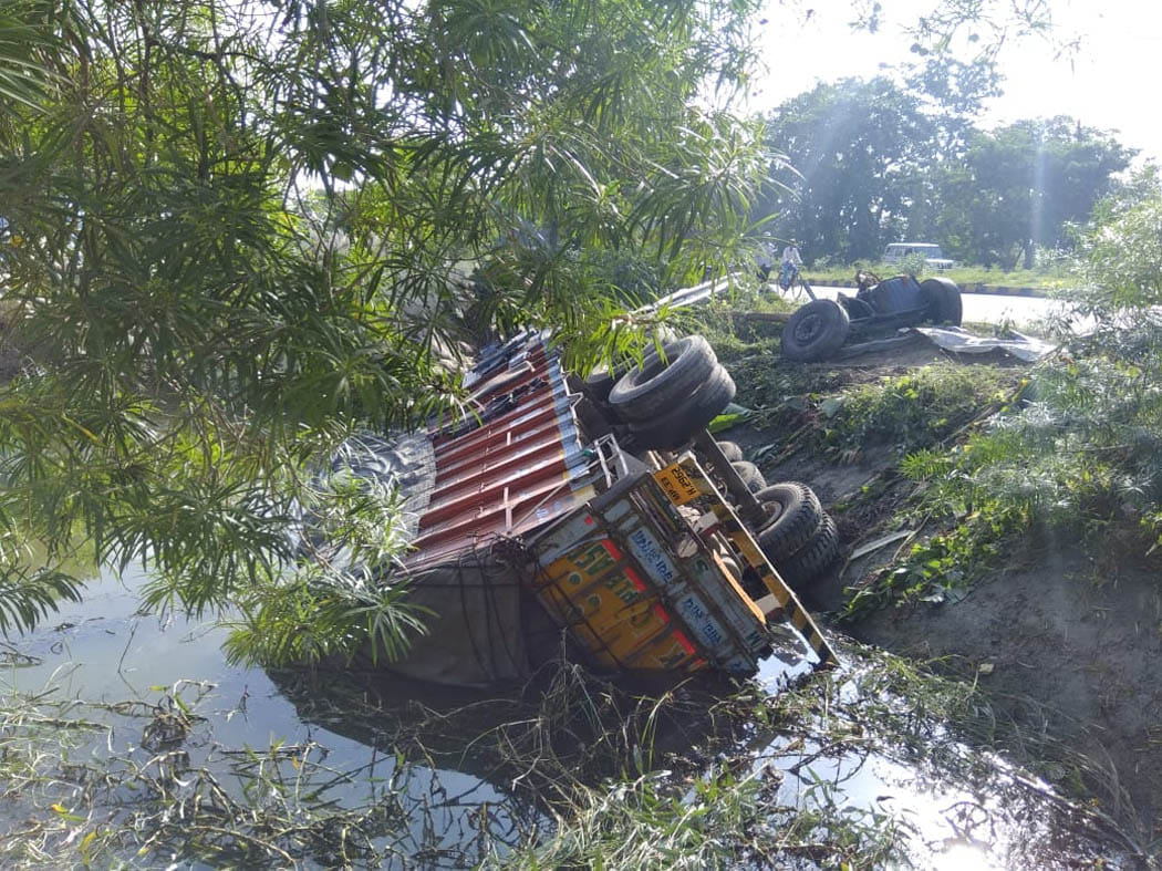 truck turn down, driver-helper injured